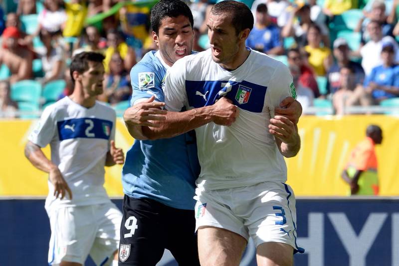 Top Cầu Thủ Gây Tranh Cãi Nhiều Nhất - Lắm Tài Nhiều Tật 3 Luis Suárez – Vua scandal và “hàm răng tai tiếng”