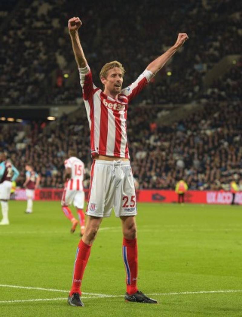 Top Cầu Thủ Có Chiều Cao Nổi Bật - Những “Cây Sào” Khuynh Đảo Sân Cỏ 6 Peter Crouch – 2m01: Huyền thoại không chiến xứ sở sương mù